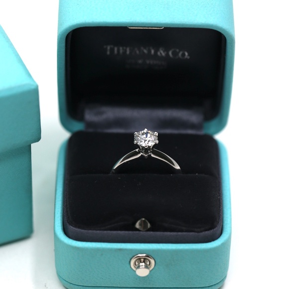 Tiffany & CO. Knife Edge 0.91 Carat Ring - Picture 8 of 16